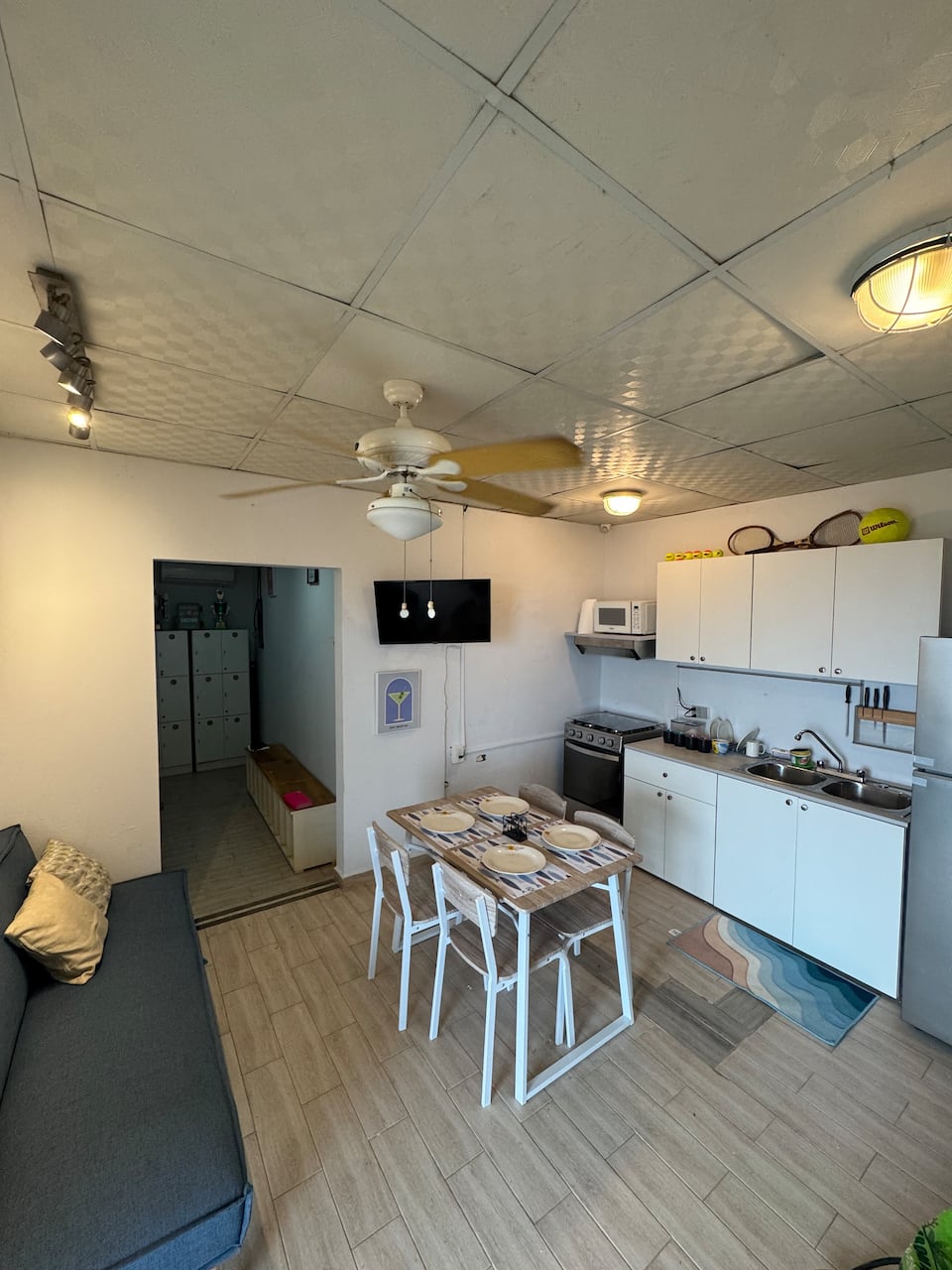 Sala, comedor y cocina equipada de uno de los apartamentos Vista Venao