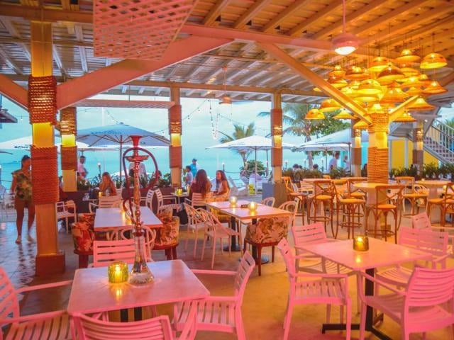 Restaurante Vista Venao iluminado al caer la noche