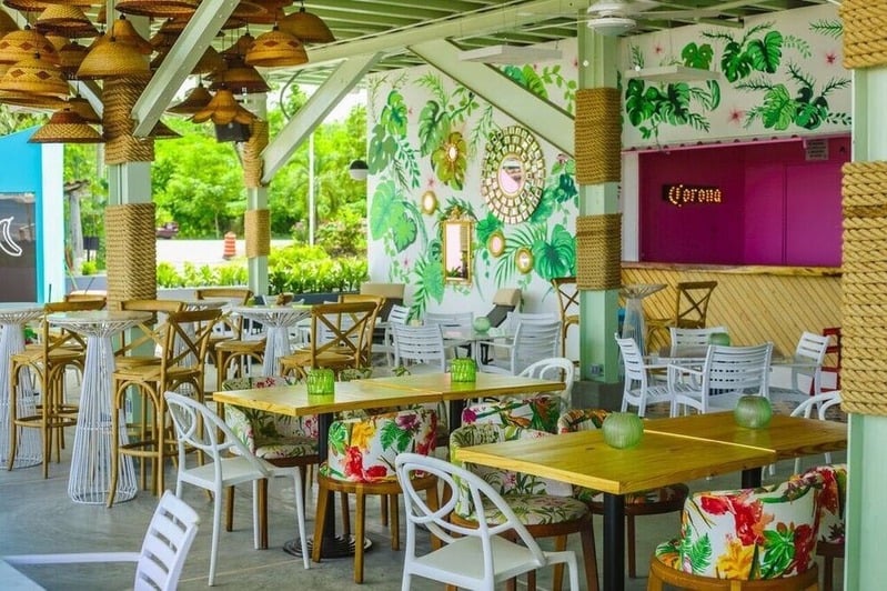 Interior tropical y colorido del restaurante Vista Venao