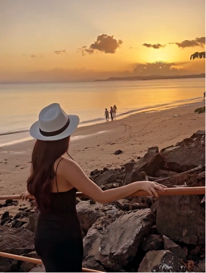 Huésped contemplando el atardecer desde Vista Venao