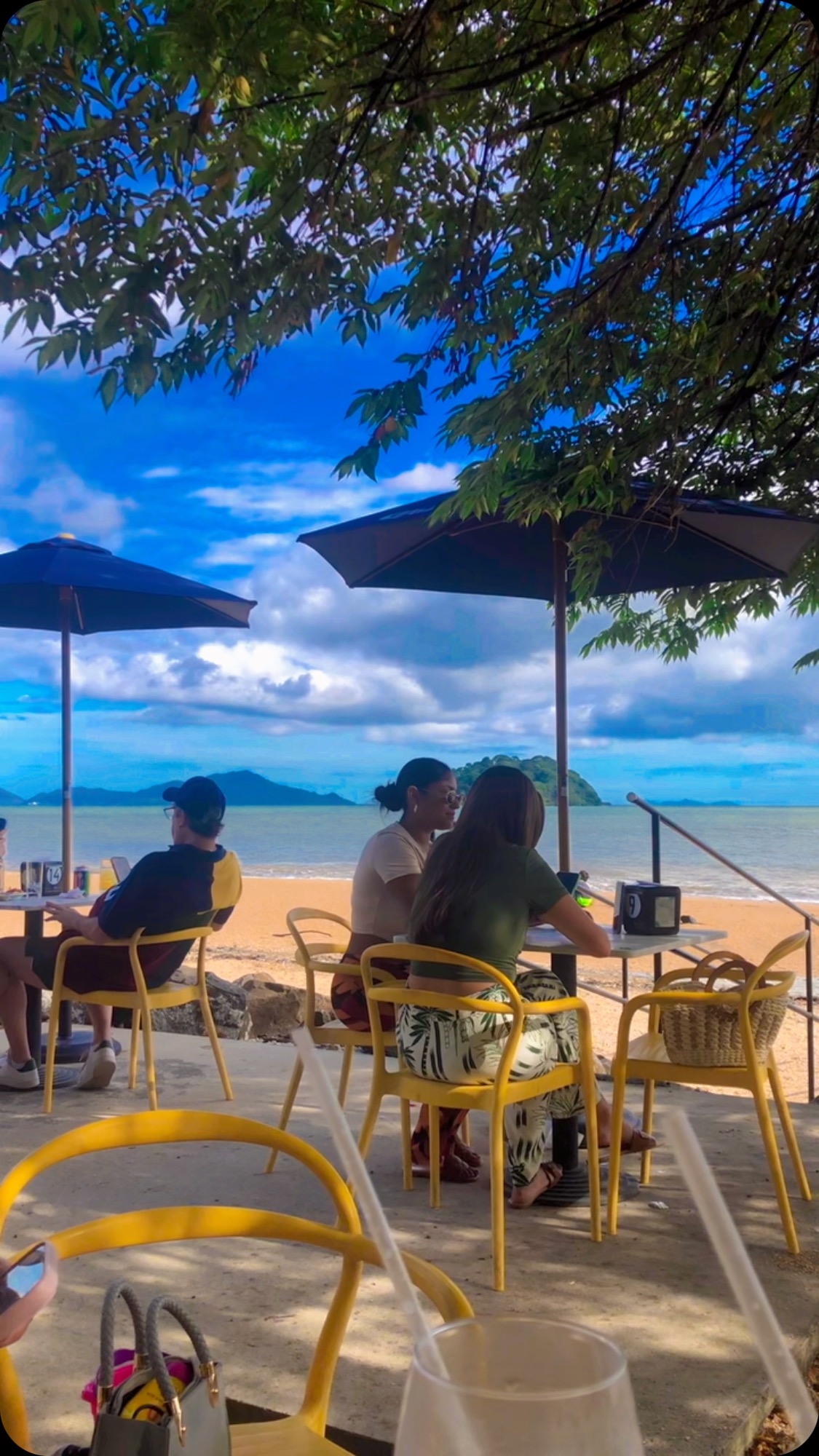 Mesas del restaurante Vista Venao frente al océano
